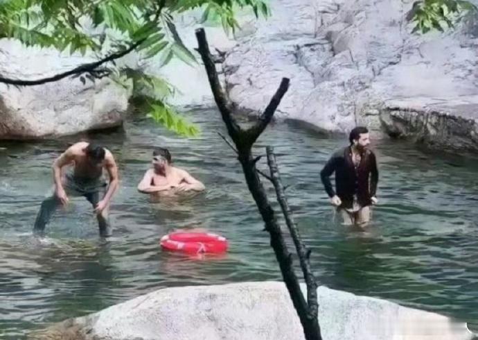 网友阻止印度游客在水源区洗澡2025年4月，庐山石门涧“爱池”水潭，三名印度游客