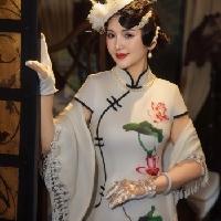 我的今日状态：😁轻松愉快
我这里的天气：🌤️多云
美女旗袍穿搭写真