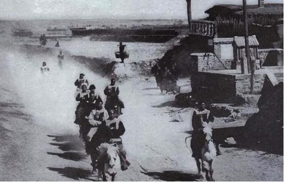 1944年11月，匪首宋殿元带着手下来到一个小村庄，见到有个妇人颇具姿色，命手下
