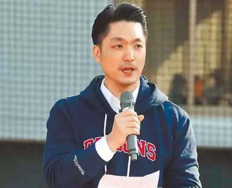 郑丽文官宣访问大陆后，台北市长蒋万安也坐不住了，开始提要求，更像是和稀泥。蒋万安