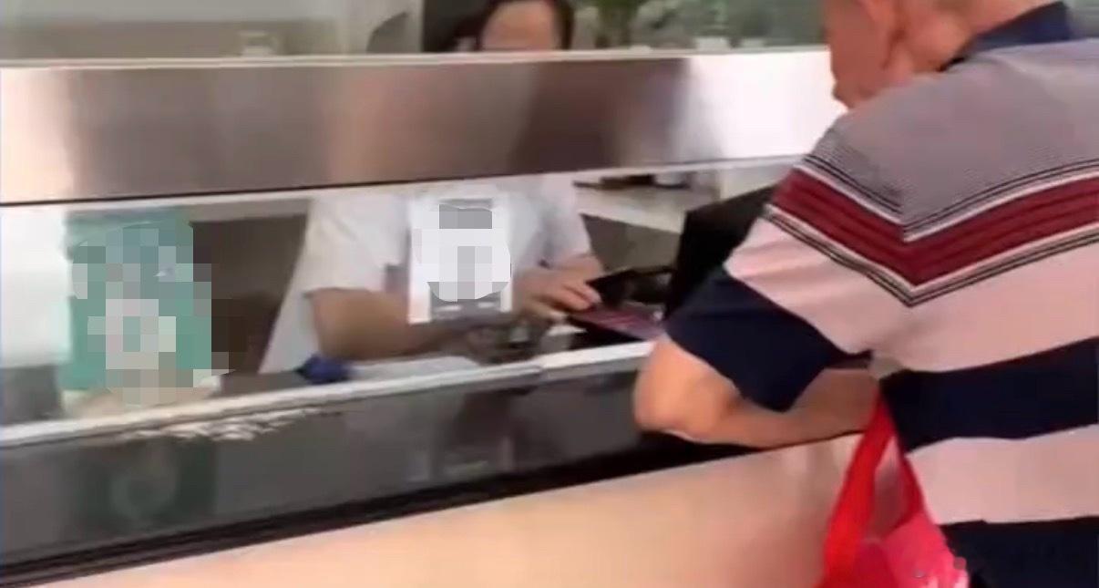 医院缴费必须先帮工作人员扫码砍价好家伙，这真是离谱，医院工作人员帮老人办理缴费业