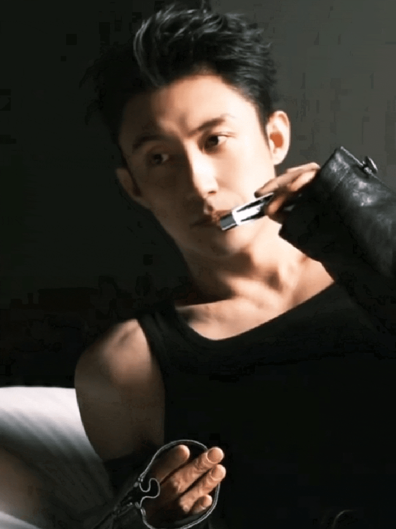 黄景瑜时装四月封面工作室侧拍视频里最喜欢吹口琴的这三个镜头做个动图，0.5倍速细