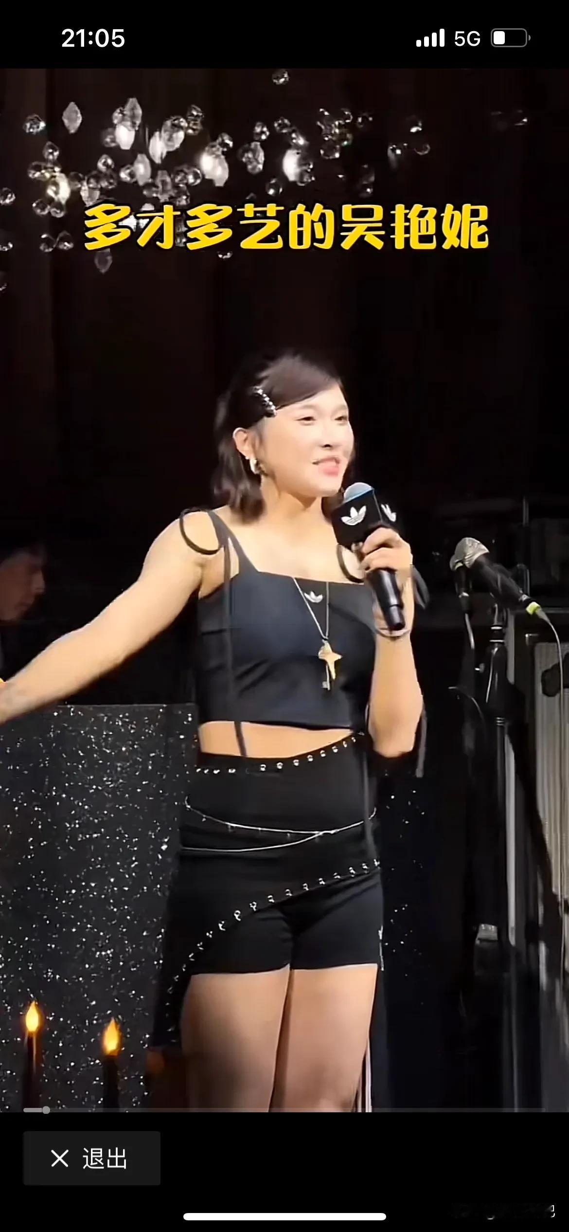 吴燕妮老师多才多艺，娱乐场所气势无人能敌，直播现场迷人可爱，训练赛场气势壮观，这