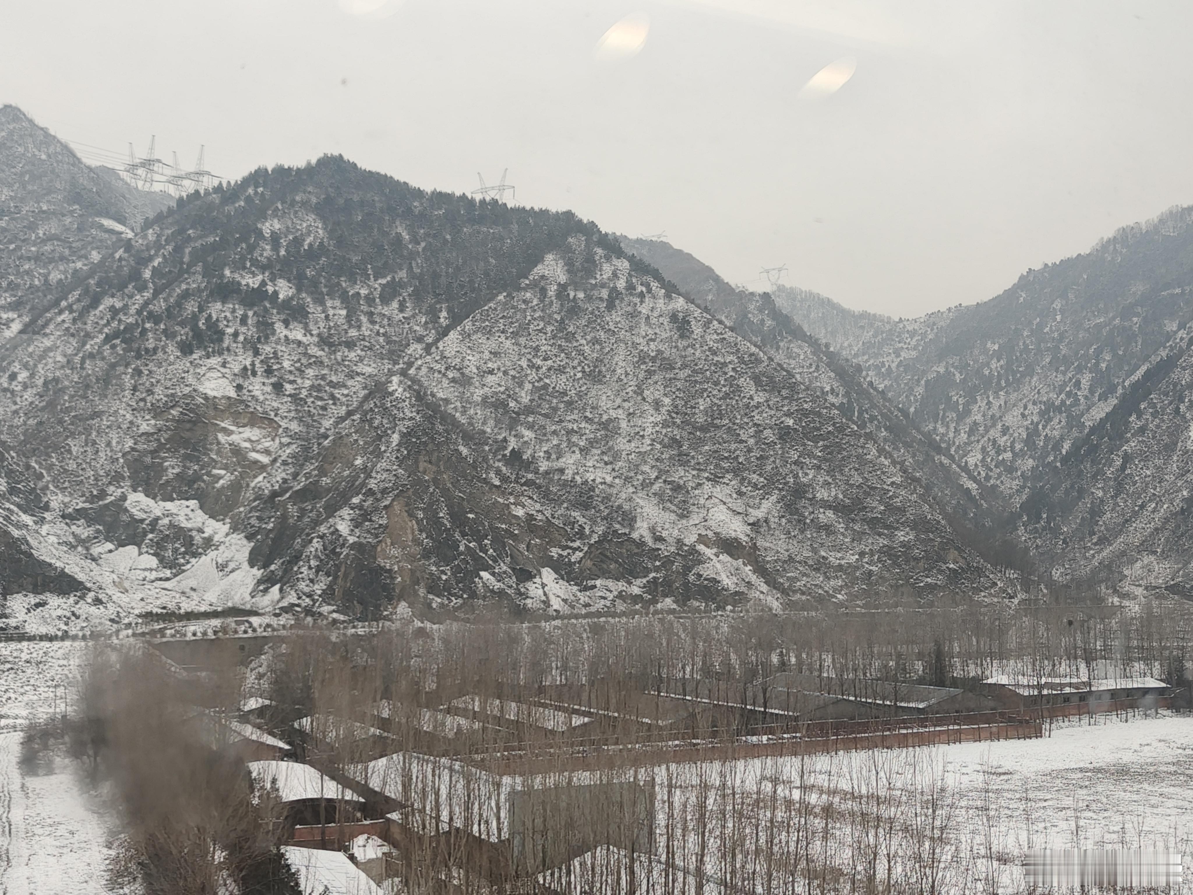 喜欢坐在列车上看窗外的感觉旅行最美风景照 宝鸡