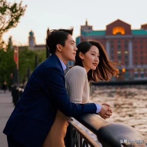 爱情是什么

爱情是见面时欢喜

不见时就相思

是看见你时眼中有光

是拥抱你