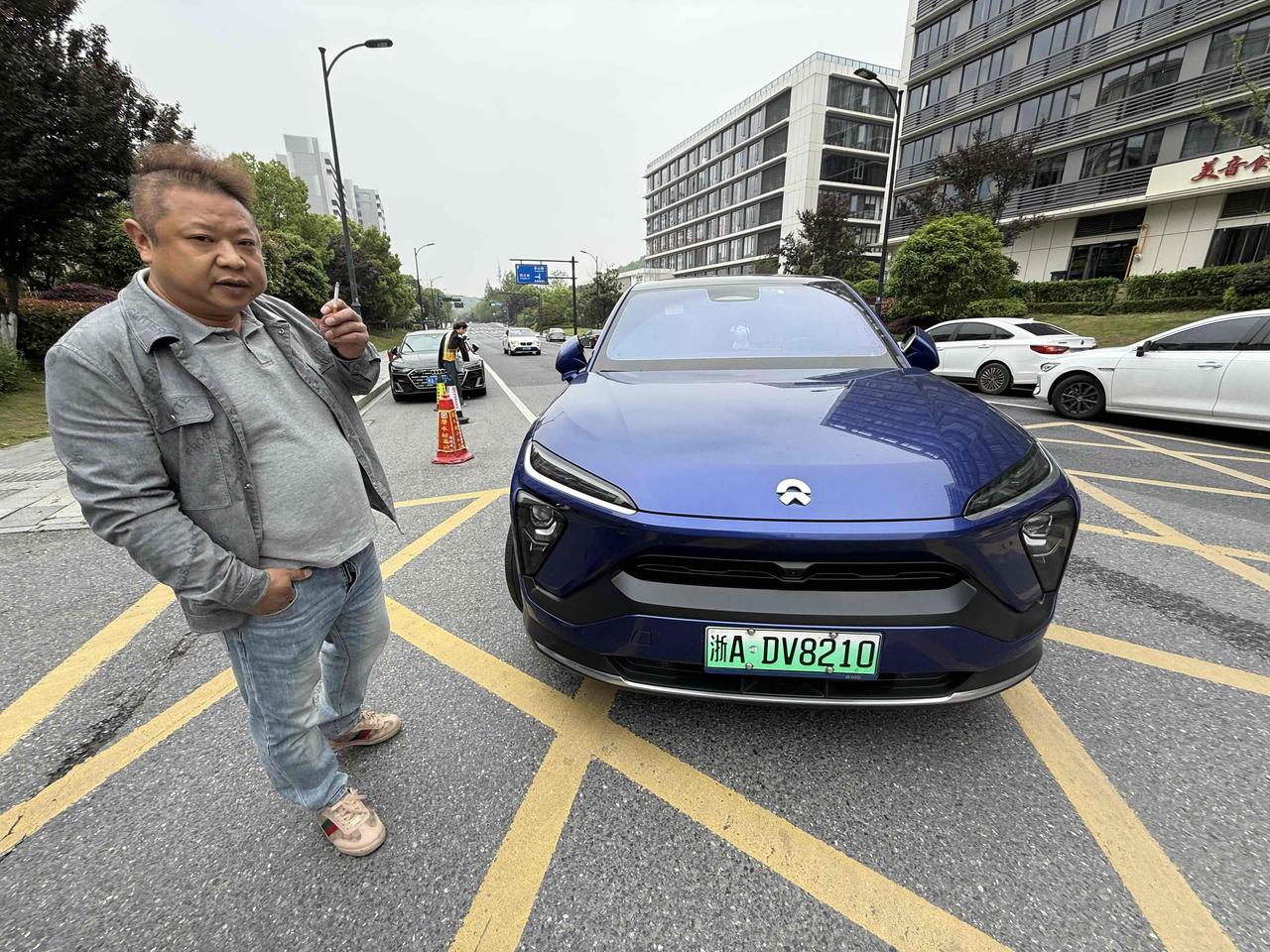 请大家来评理，昨天下午一点多在西湖区转塘街道美院北街定北家园三区大门附近，这个杭