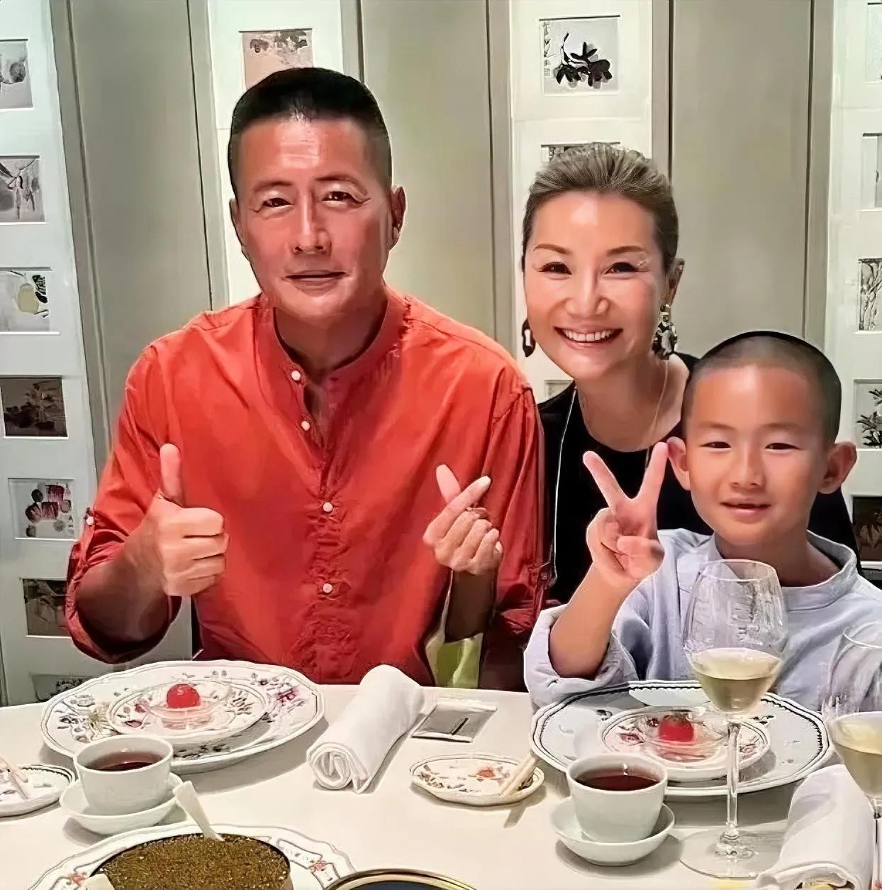 发现没有 ，凡是找年龄大的男人做丈夫，女人都老的比较快。据说，高曙光比妻子大16
