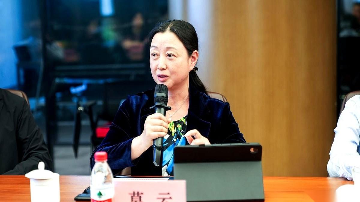 莫云落笔签下那份股份过户文件，正式成了农牧巨头大北农的新实控人。
她接手了数亿股
