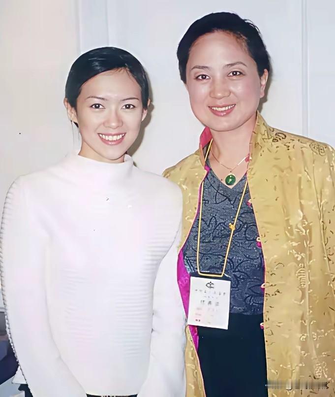 两代电影人合影。
张金玲，上世纪七、八十年代当红影星，她身材高挑，大脸盘，一双俊