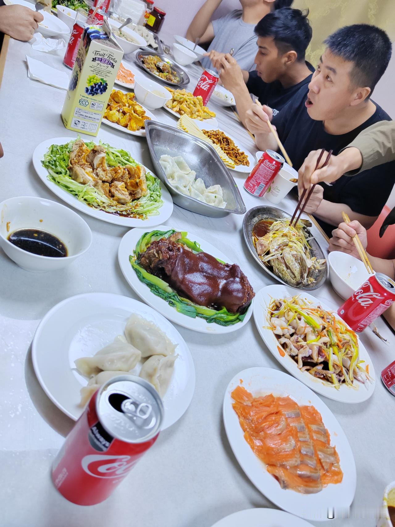 今年的年夜饭赶的太巧了，正好在抛锚前的一个小时，兄弟们急急忙忙的填饱肚子，赶紧忙