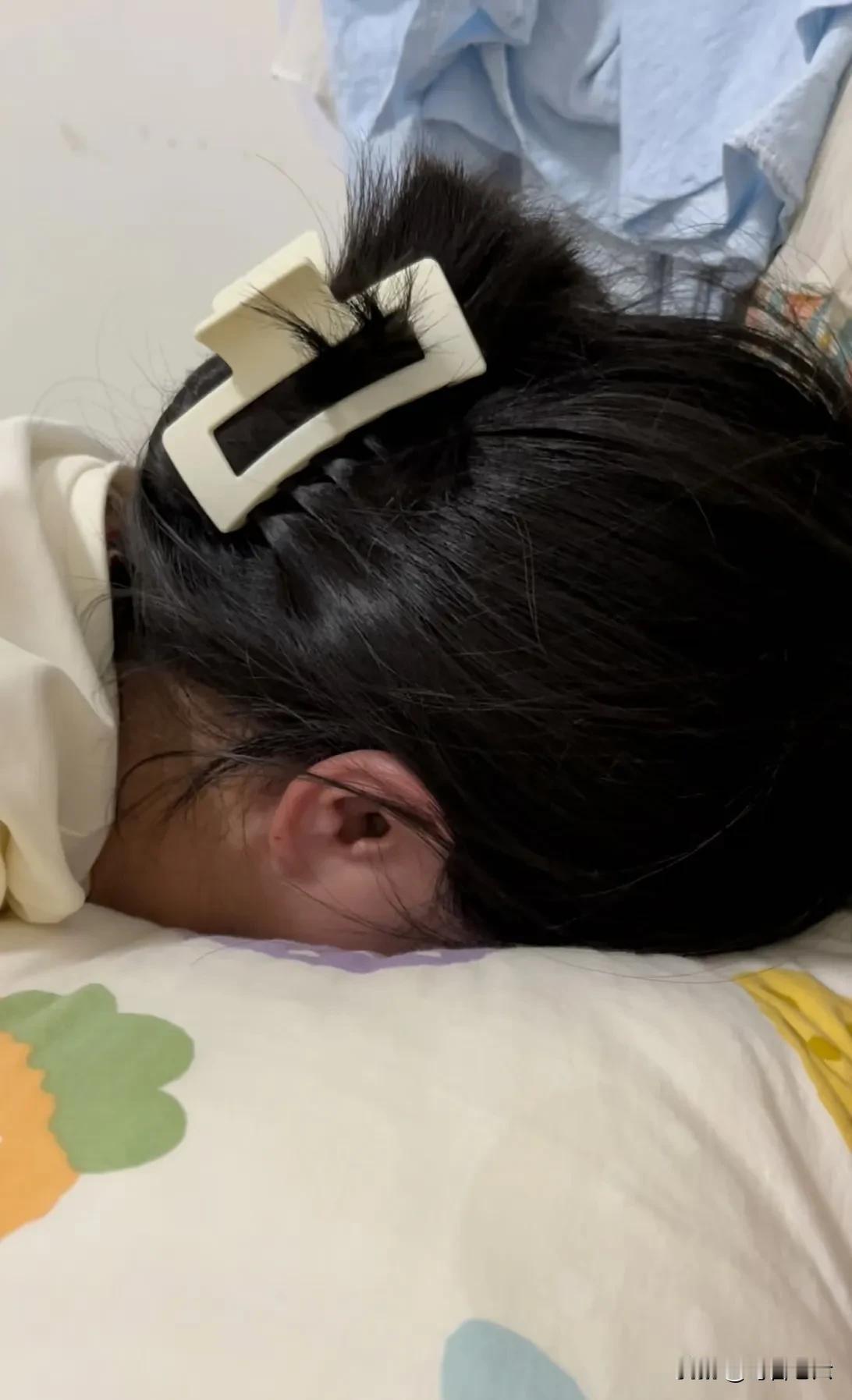 中年少女一旦恋爱脑，比老房子着火还可怕。

我堂妹，83年42岁，老公做边贸生意