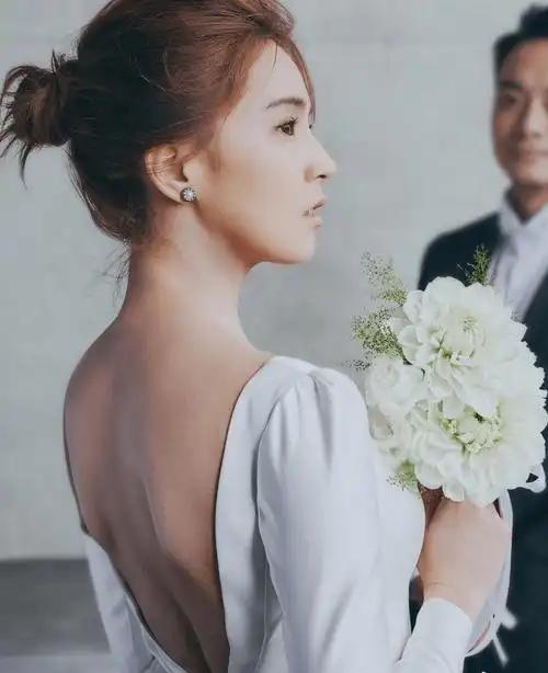曾沛慈大婚时霸气取消了丢捧花环节，霸气祝“在场每一位都幸福”。
2022年1月1