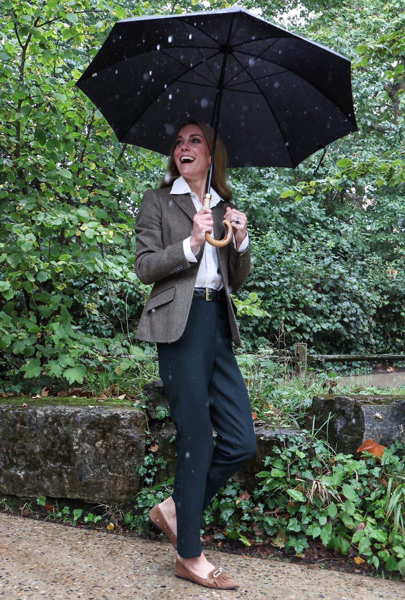 复工Katie~又一雨中伞下出片图📸katemiddleton[超话]凯特王妃