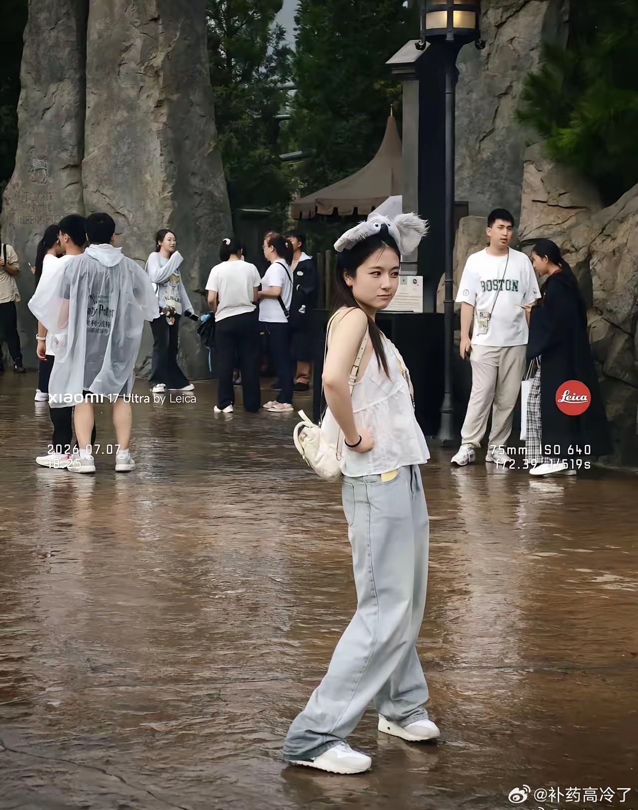网友帮朋友拍照，突然发现旁边的女生超级漂亮。后知后觉，才知道是明星李兰迪，真美啊