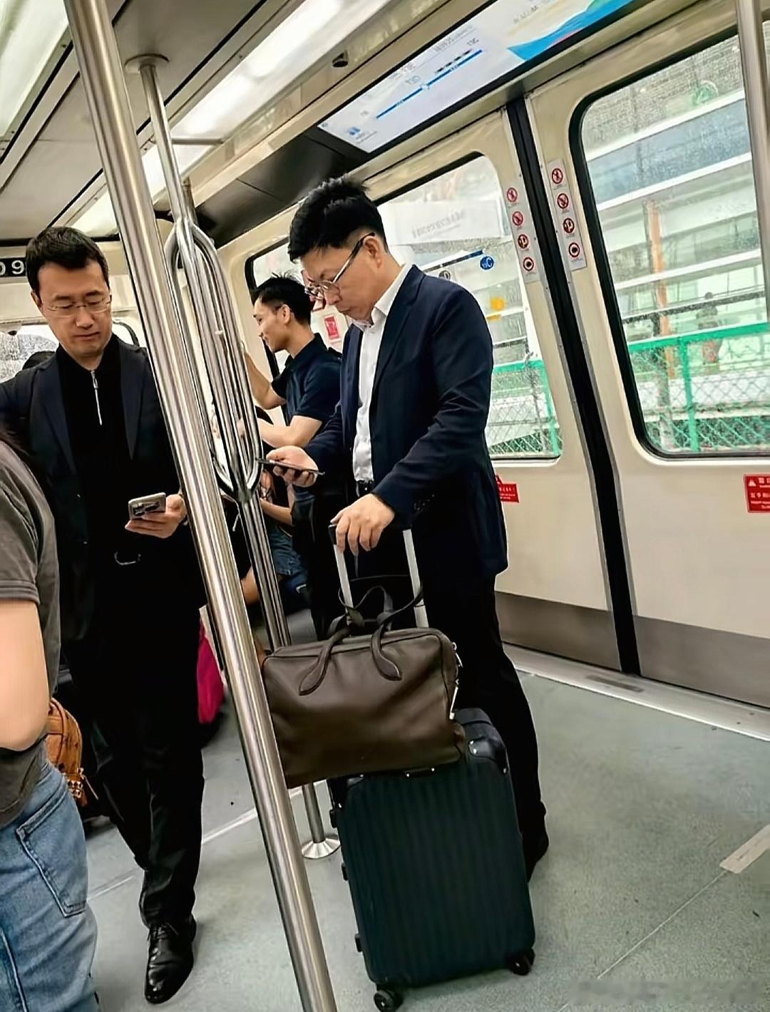 问大家一个问题。为啥有的人穿上西服，看上去不是销售就是卖保险的。有的人穿西服，你