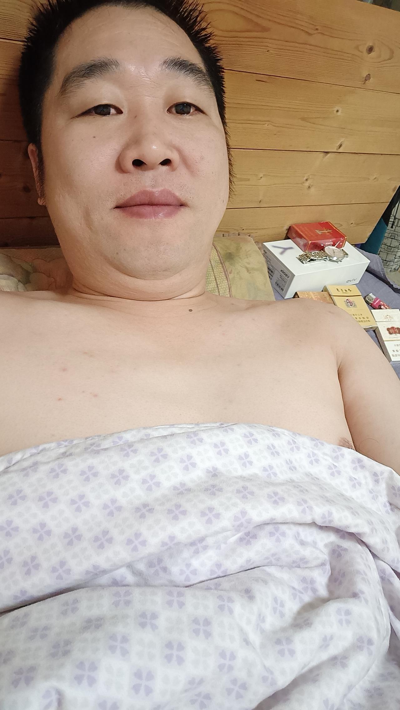 一个人睡在小房间已经两年了，刚开始还有点闹骚，如今还挺惬意的。想怎么睡就怎么睡，