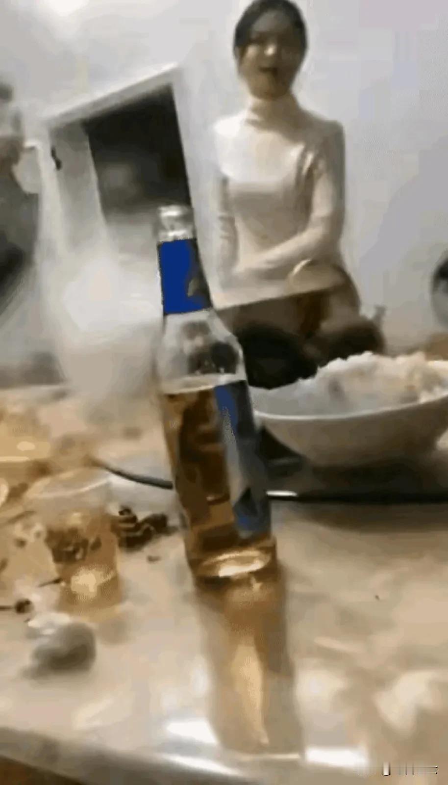 一家人在饭店吃饭，因妻子与丈夫发生了点小矛盾。妻子站起来咒骂丈夫，情绪越来越激动