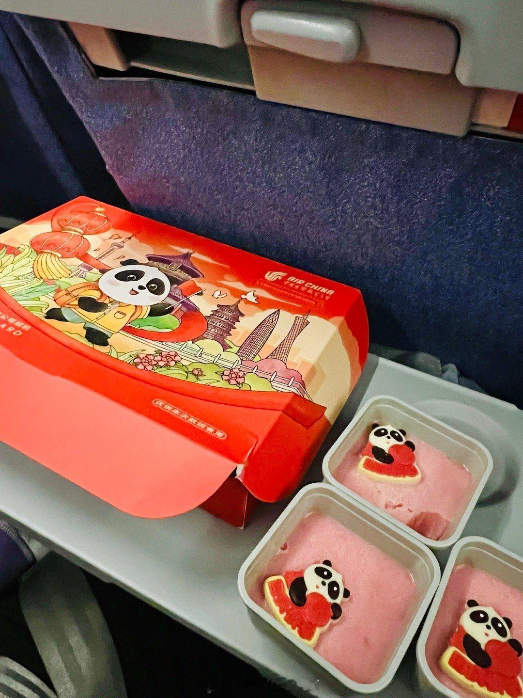 #国庆打卡日记# 国庆节国航的飞机餐✈️也太有心了！全家开启休假模式～ 真心㊗️