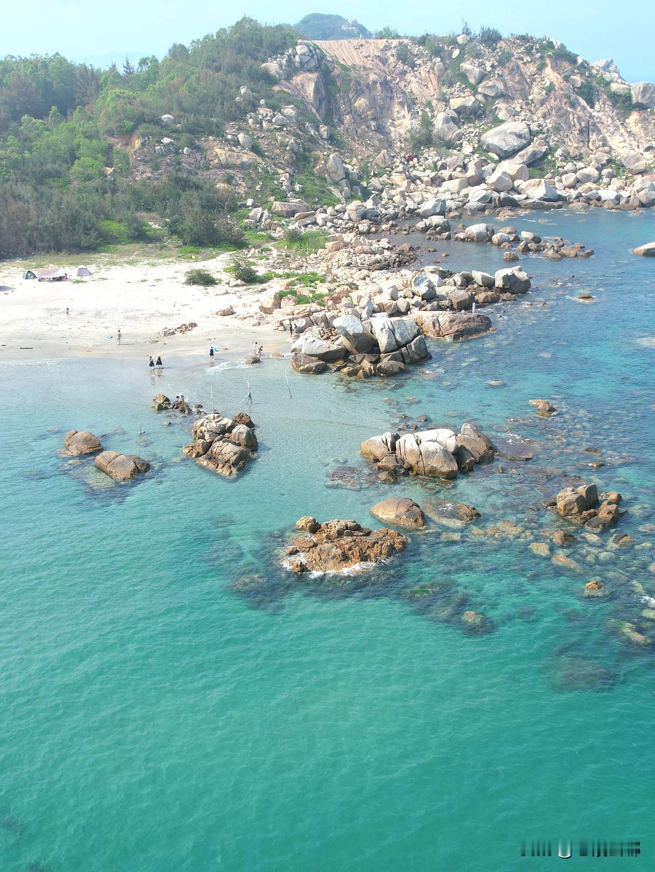 四月中旬到汕尾风车岛，恰巧这段时间广东的海水非常清澈，浪也很小。
汕尾风车岛是可