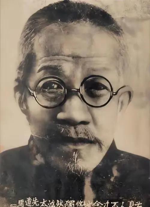 1929年，章太炎到杭州楼外楼吃饭，碰到了蒋介石和宋美龄，双方见了面也不打招呼，