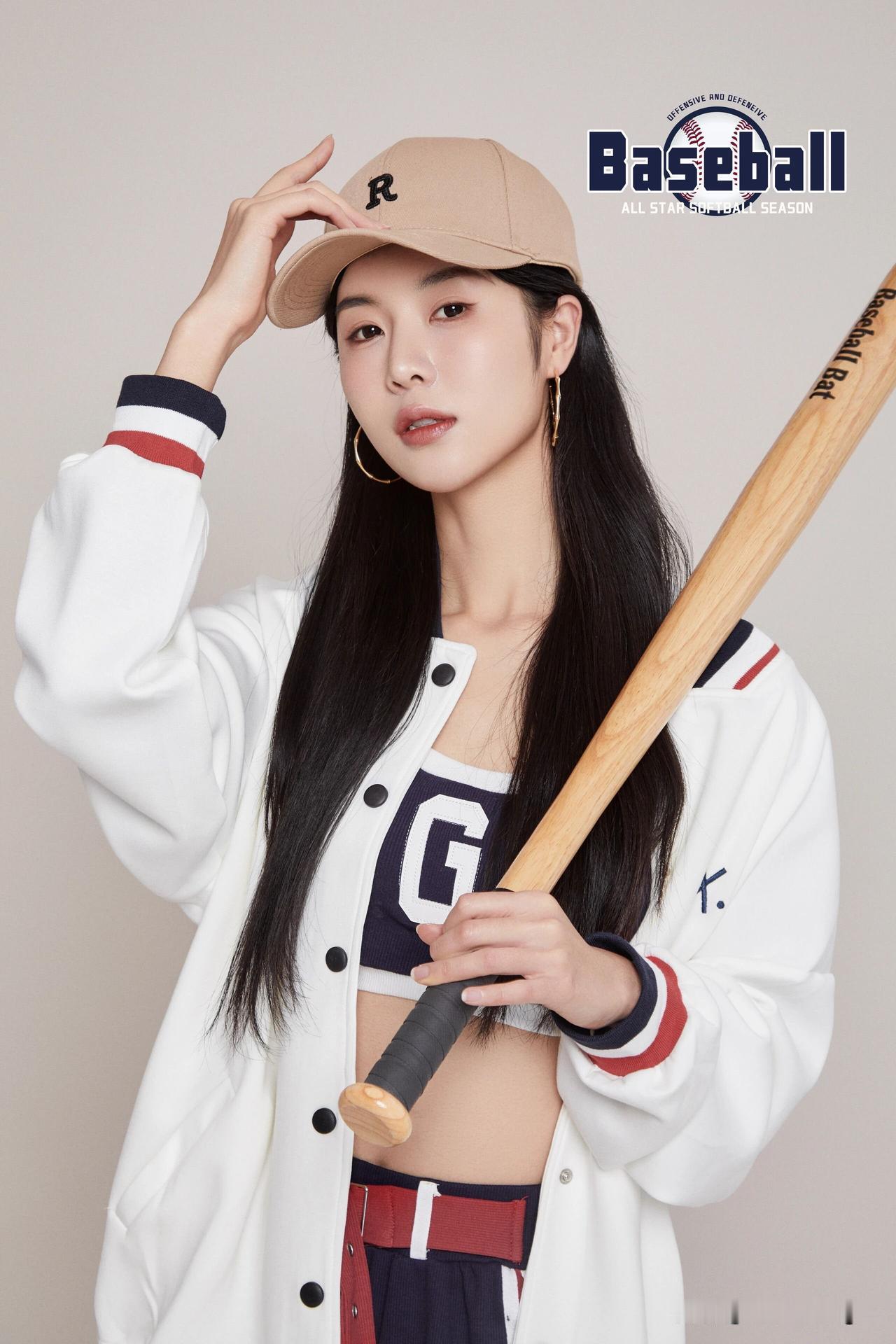 挥棒英姿飒，球场展风姿。