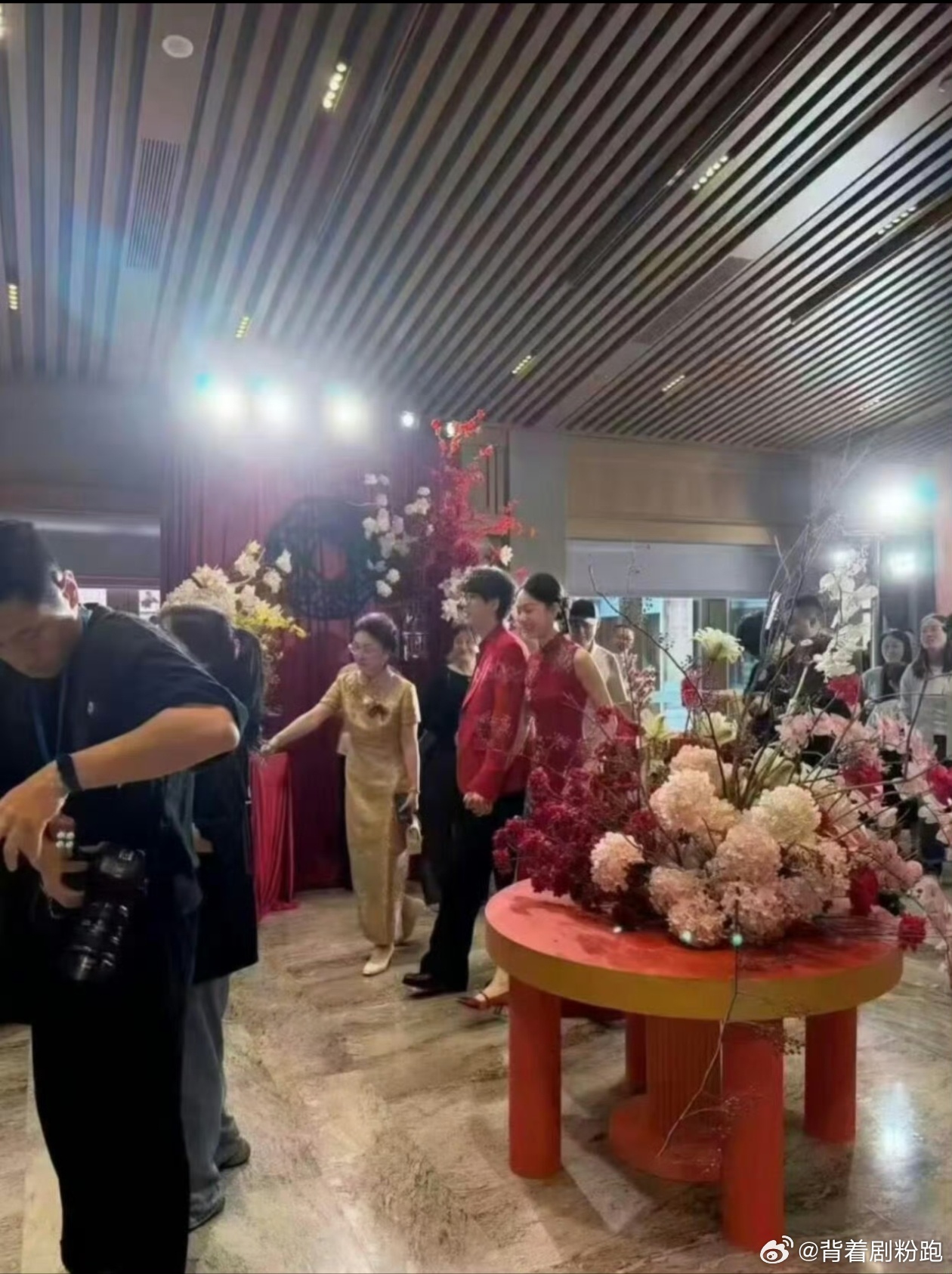 许嵩婚纱照 老一辈影楼风谁刷到这组自带年代感的婚纱照！暖调落日胶片质感，朴实又真