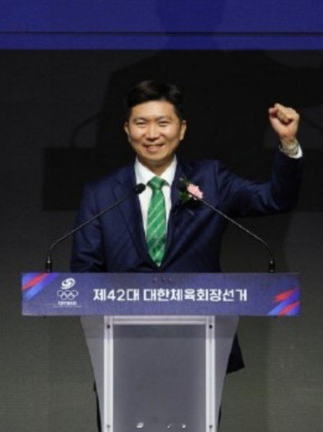 柳承敏当选韩国奥委会主席  1月14日，在第42届韩国体育会长选举中，2004年