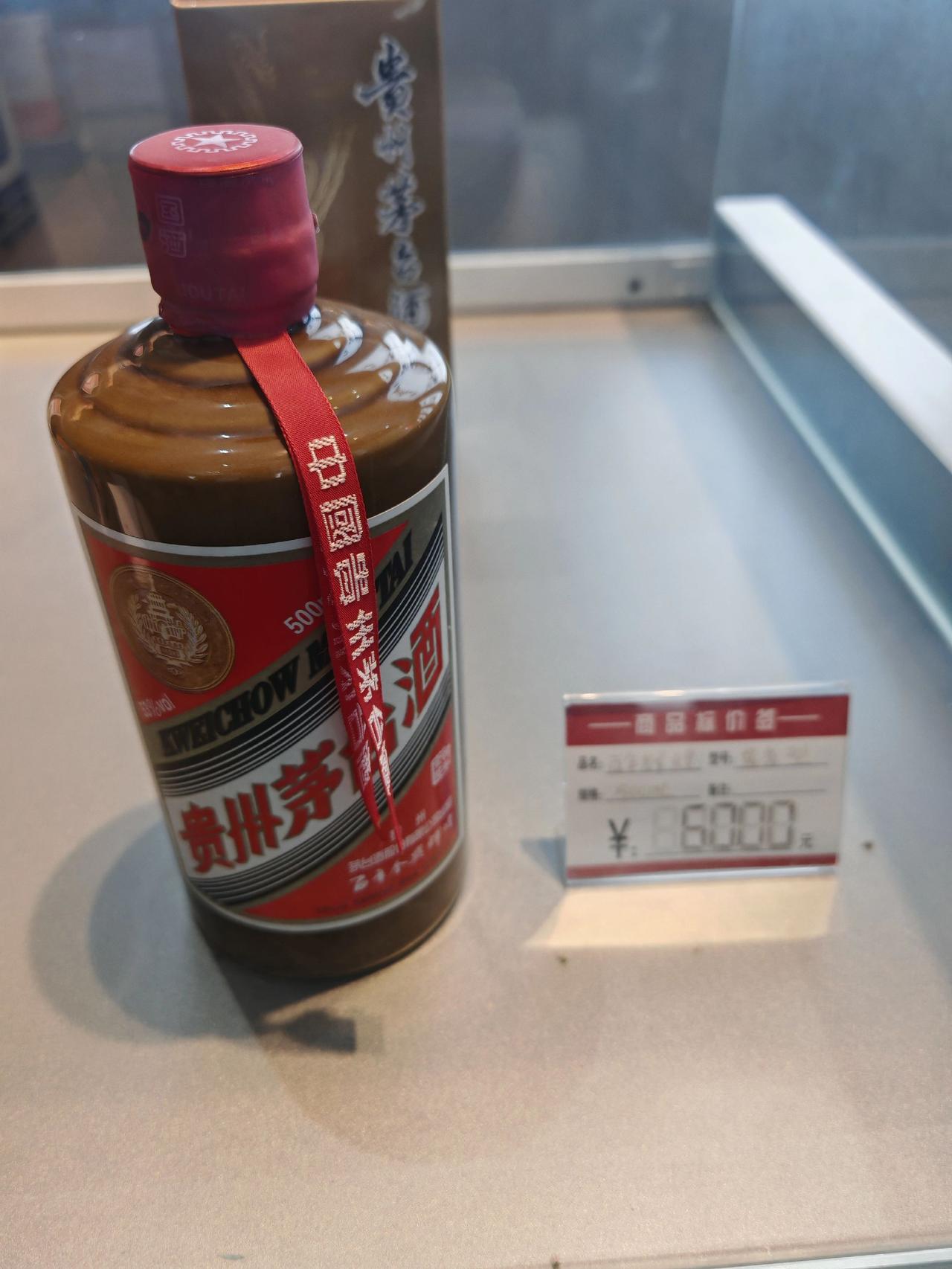 走进茅台酒馆，品鉴大曲酱香。遵循天时、恪守古法，历经数载陈化方成佳酿。酱香层次丰