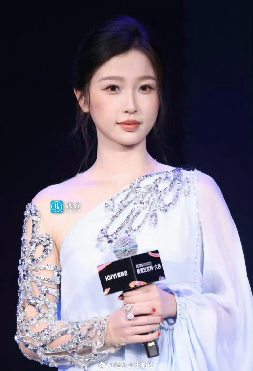 爱奇艺世界大会虞书欣 白鹿现场造型，两位都很美啊[开学季] ​​​