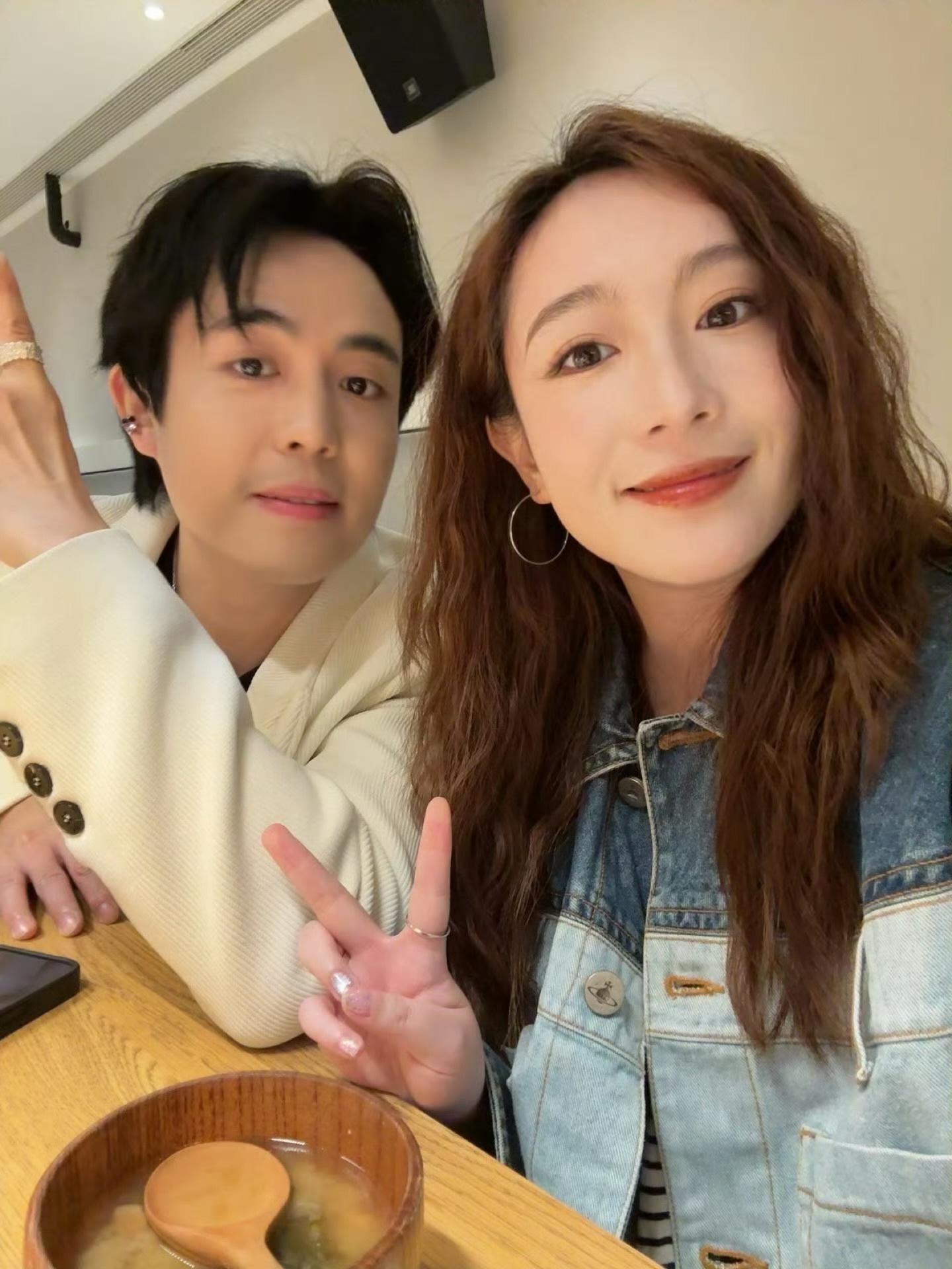 王星和女友回应不结婚的原因 节目中谈及婚前协议，想攒够首付再结婚，彼此真心付出，