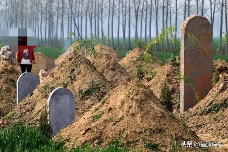 “够离谱的！”陕西旬阳，男子见张家祖坟在自家门前，觉得影响风水，私自将张家祖坟迁