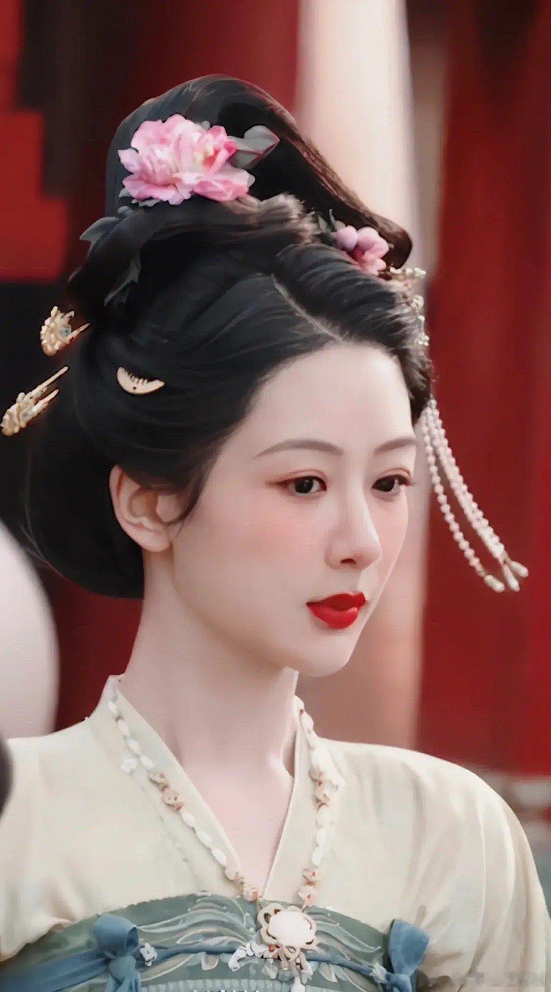 杨紫和李现主演的《国色芳华》杀青了，杨紫的盛唐妆容好美。这是李现和杨紫继《亲爱的