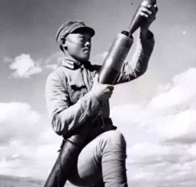 1945年，在山上休息的 迫击炮 手陈宝柳，忽然发现30多个日军和几个女人，正在