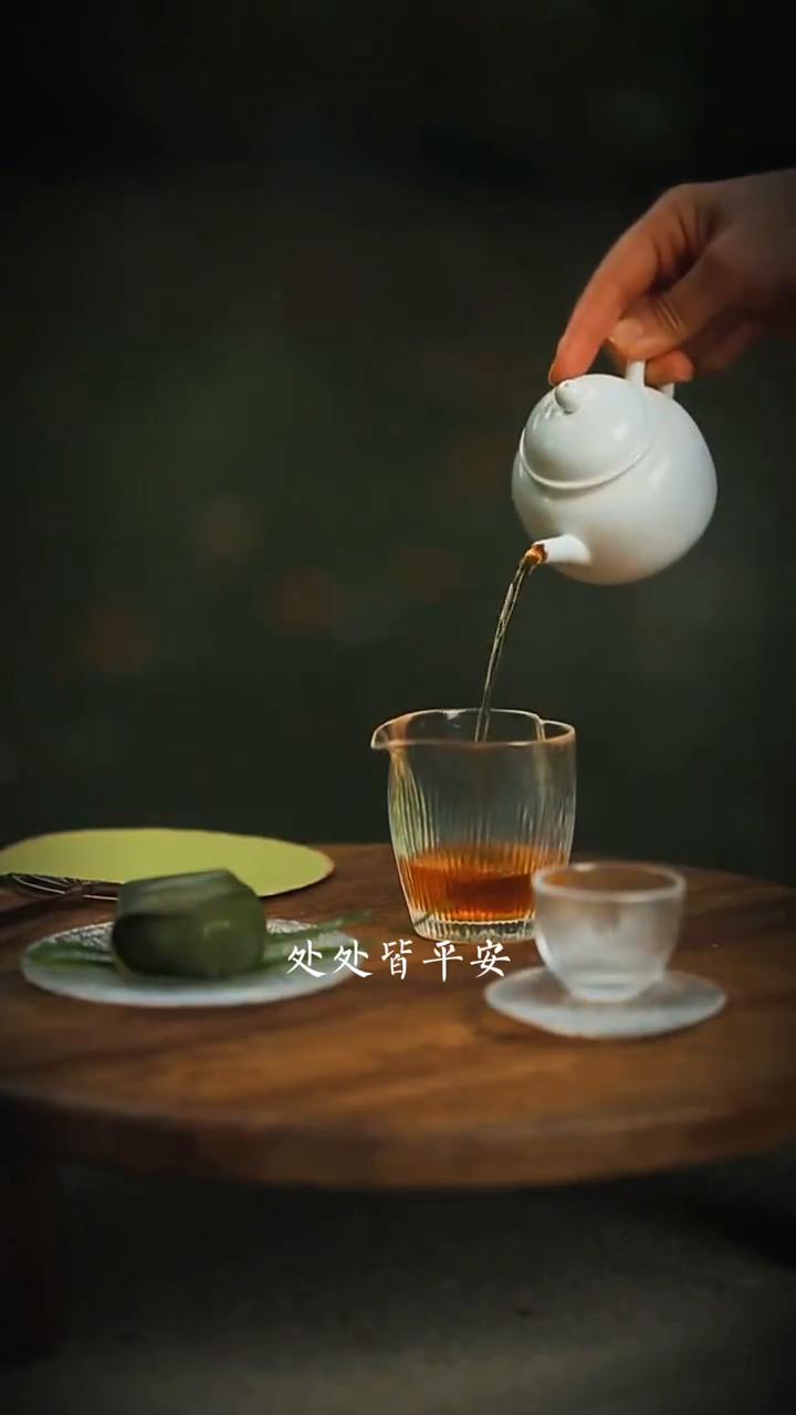 端午节的广告语。
今年端午节的广告语是：人间烟火处，处处皆平安。愿百病不侵，年年