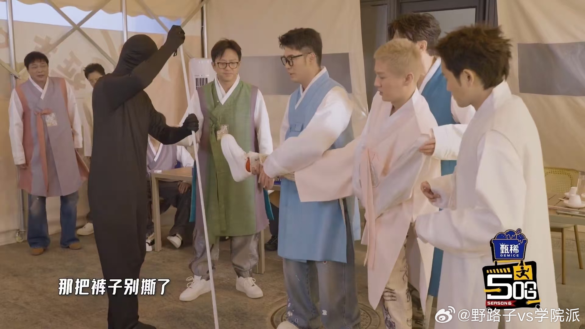 鹿晗的极限邓超让鹿晗忍一下哈哈哈哈哈 邓超在一旁全程旁观支招，秉持长痛不如短痛的