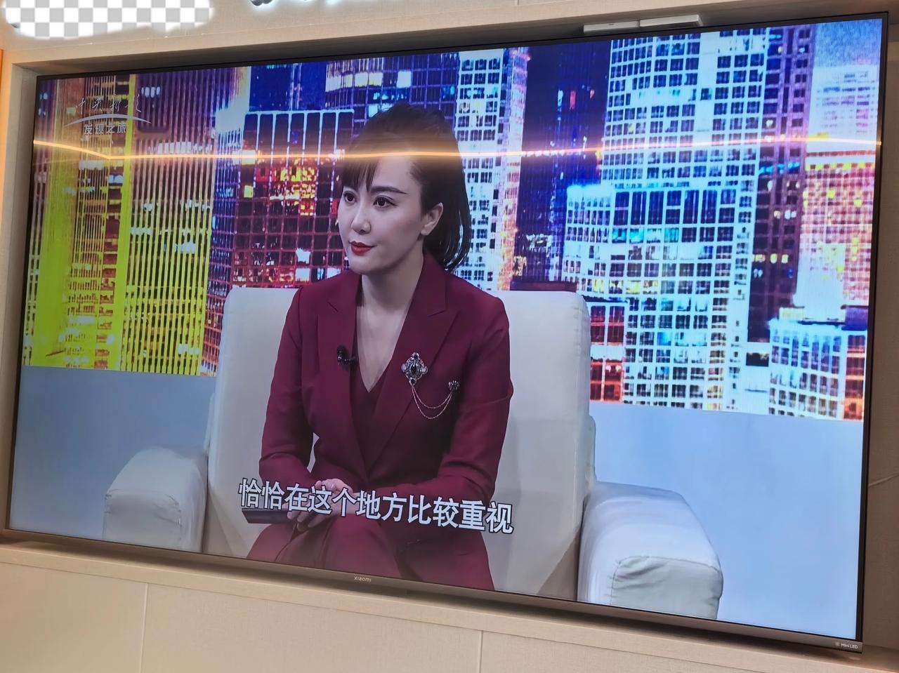 实地探访某餐饮企业。一进餐厅，一位服务员紧紧握着我的手说：“您是刘小唯老师吗？”