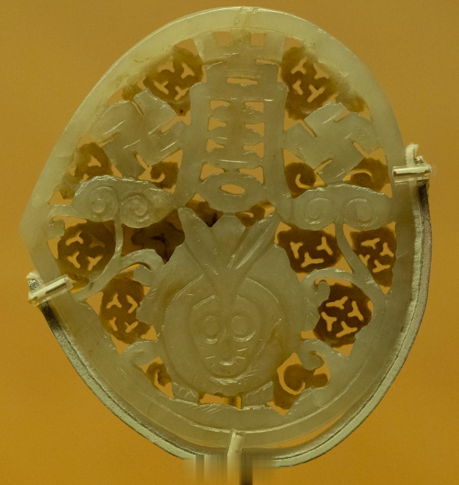 青玉雕兔带板Jade Carved Belt-buckle with Rabbi