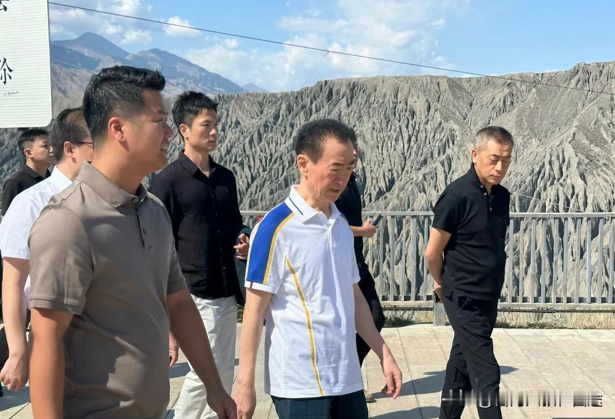 71岁王健林奔波一线，用行动诠释中国企业家的担当
 
最近在新疆考察现场拍到的王
