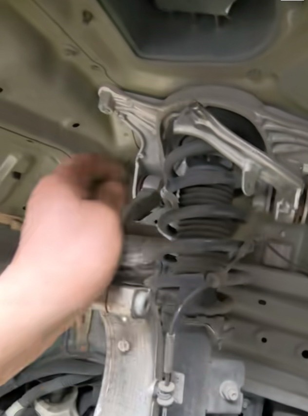 事实证明，车轮受到横向撞击出现崴脚时，其横向剪切力很容易造成刹车盘破裂。 视频中