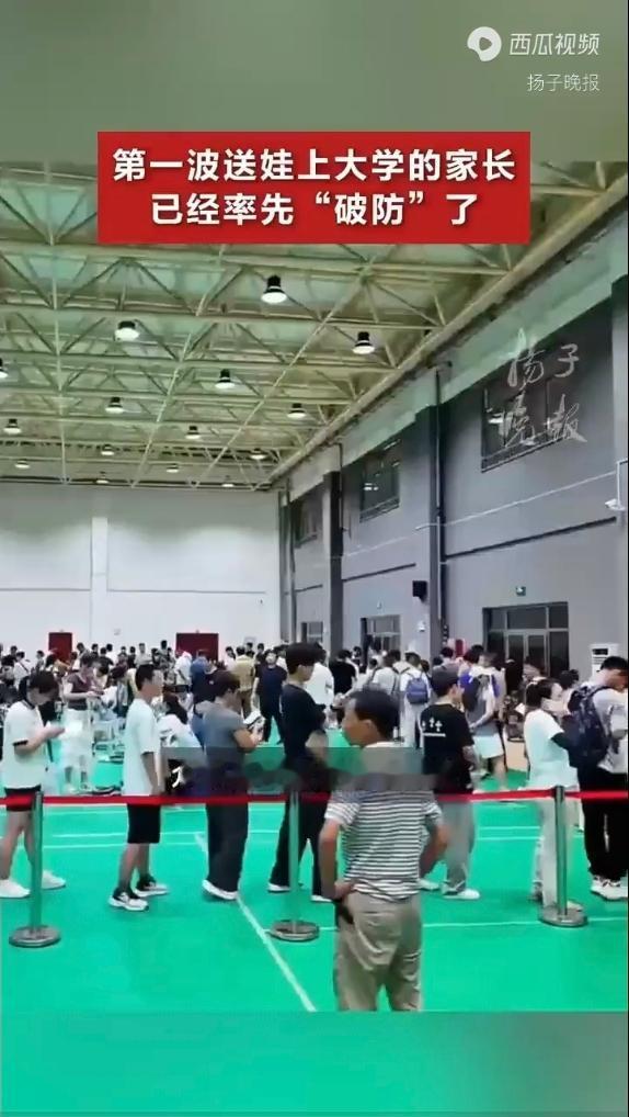 开学季，不少家长先迎来情感上的离别。南京一位父亲在朋友圈感慨，距离女儿入校还有十