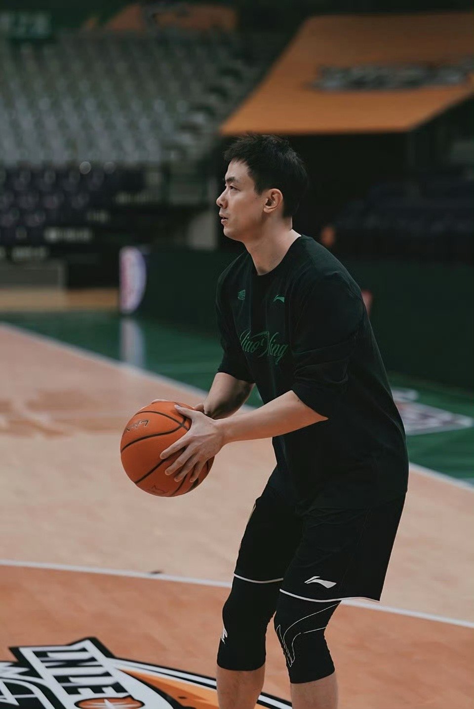 杨鸣指导在采访中确认，已经开始合练的赵继伟今晚不会复出。悠着点挺好。辽宁男篮vs