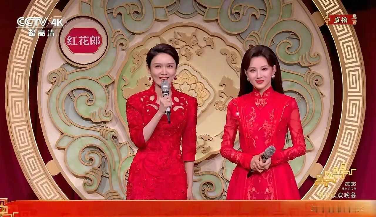 龙洋与马凡舒同框，气质各有千秋。比起比拼颜值与口才，我更偏爱龙洋脸上那对甜到心底