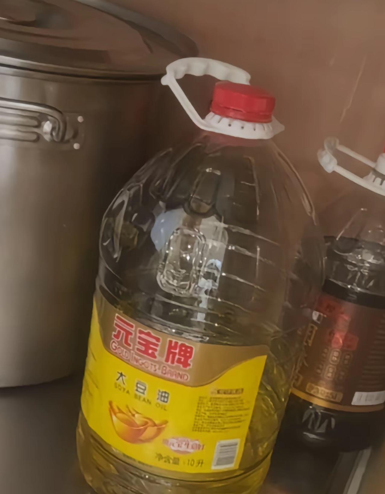 西贝用的食用油被扒出来了，元宝牌的，这个品牌既做转基因油也做非转基因的。

媒体