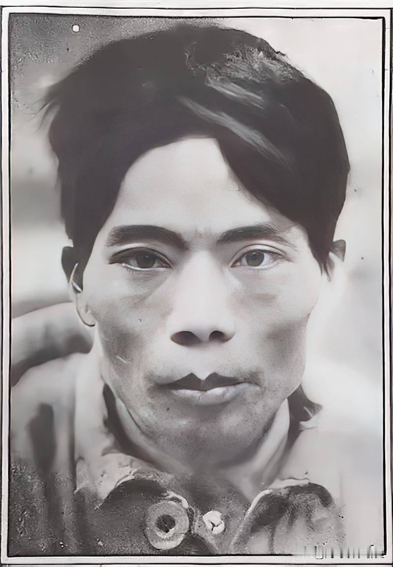 派警卫员下山找粮。三天后，他带敌人堵住洞口。

1933年1月，母瑞山。

崖洞