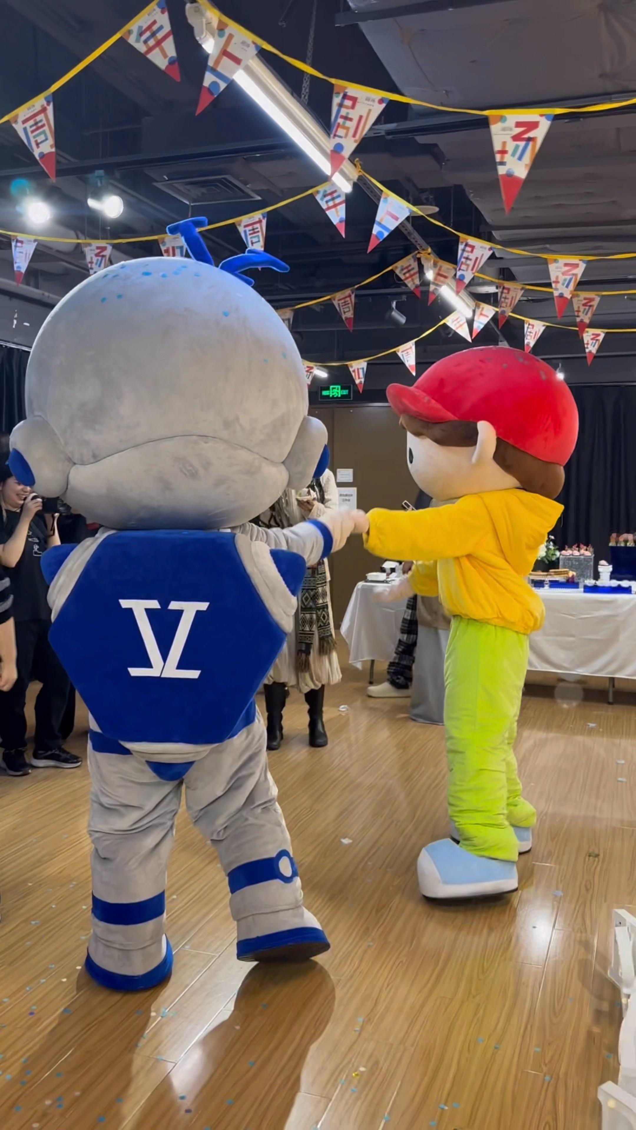 斗斗移动脚步之后才发现斗斗人儿duang大一个已经挡住他爸爸