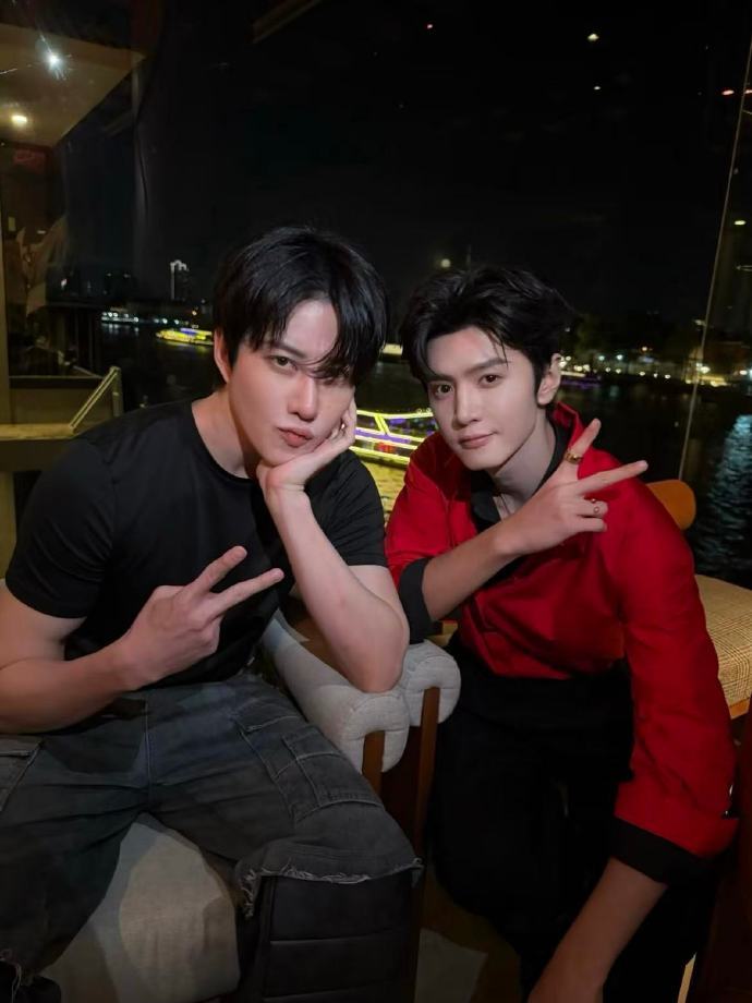 Mike陈哲远同框 就是这样梦幻联动！今日发布和的合照，两位帅哥同框画面过于养眼