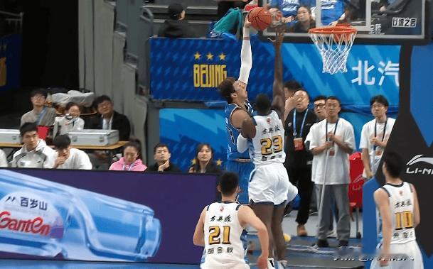 赵睿联手周琦隔扣桑普森，外援也不好使




北京广厦强强大战，赵睿和周琦也是外