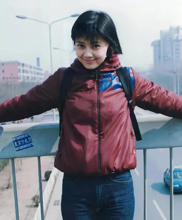 猜猜她是哪个美妞？看脸，美得像画里出来的。小时候就美翻了。猜猜看这是谁？猜脸蛋还
