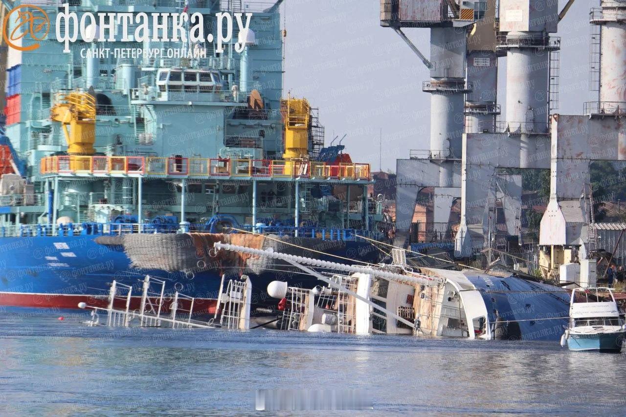一艘俄罗斯海军的大型拖船在圣彼得堡波罗的海造船厂码头沉没俄罗斯“无敌海军”甚至无