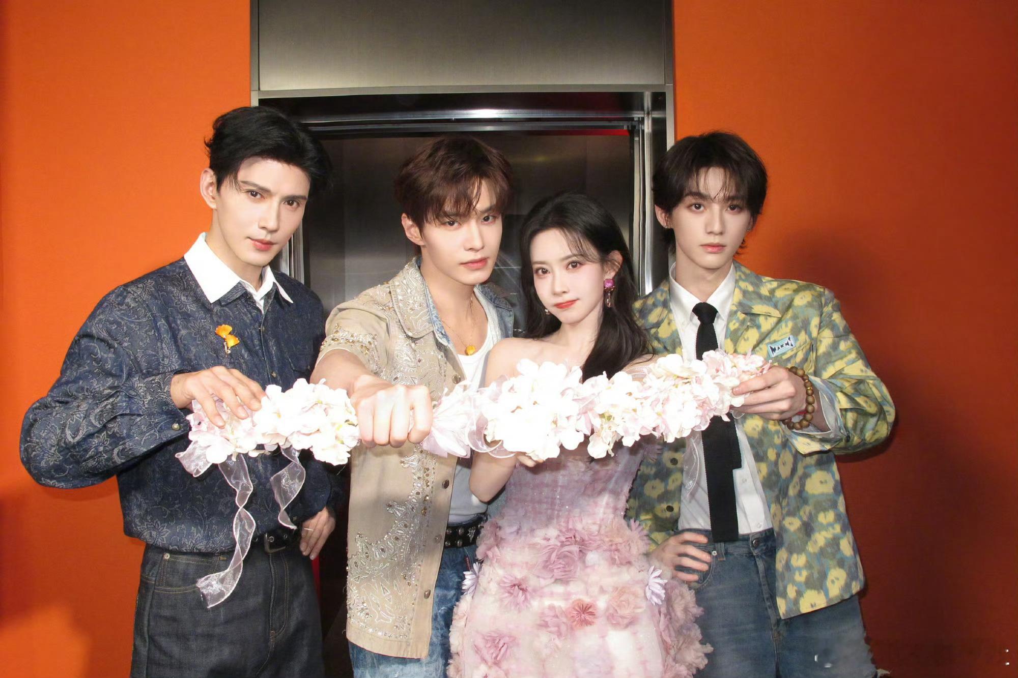 孟子义《你好星期六》剧宣穿的粉色花瓣抹胸长裙也太美了吧！好六节目组还专门给孟姐从